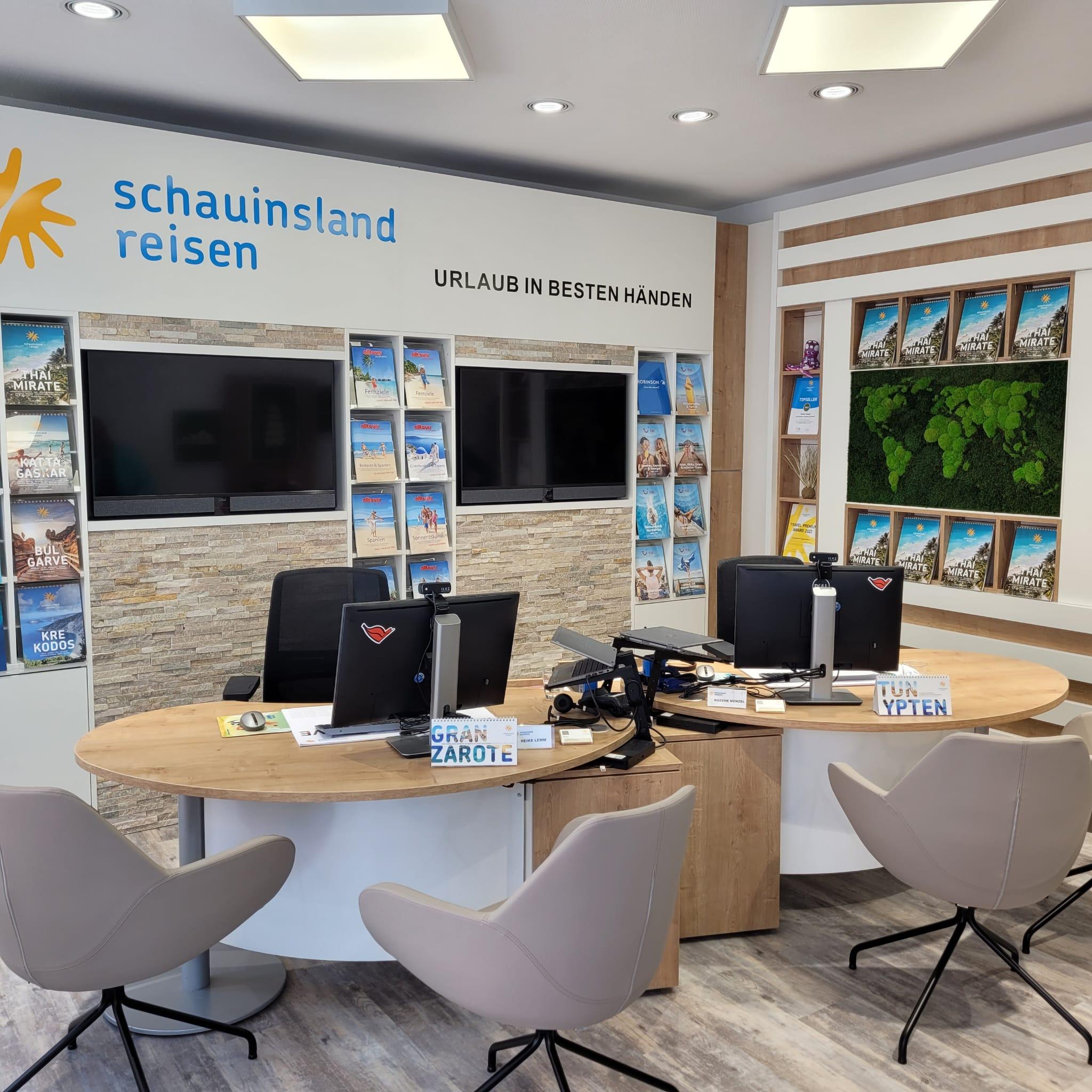 Modernes Reisebüro mit hellen Farben, schicken Sesseln, Broschüren und digitalen Bildschirmen.