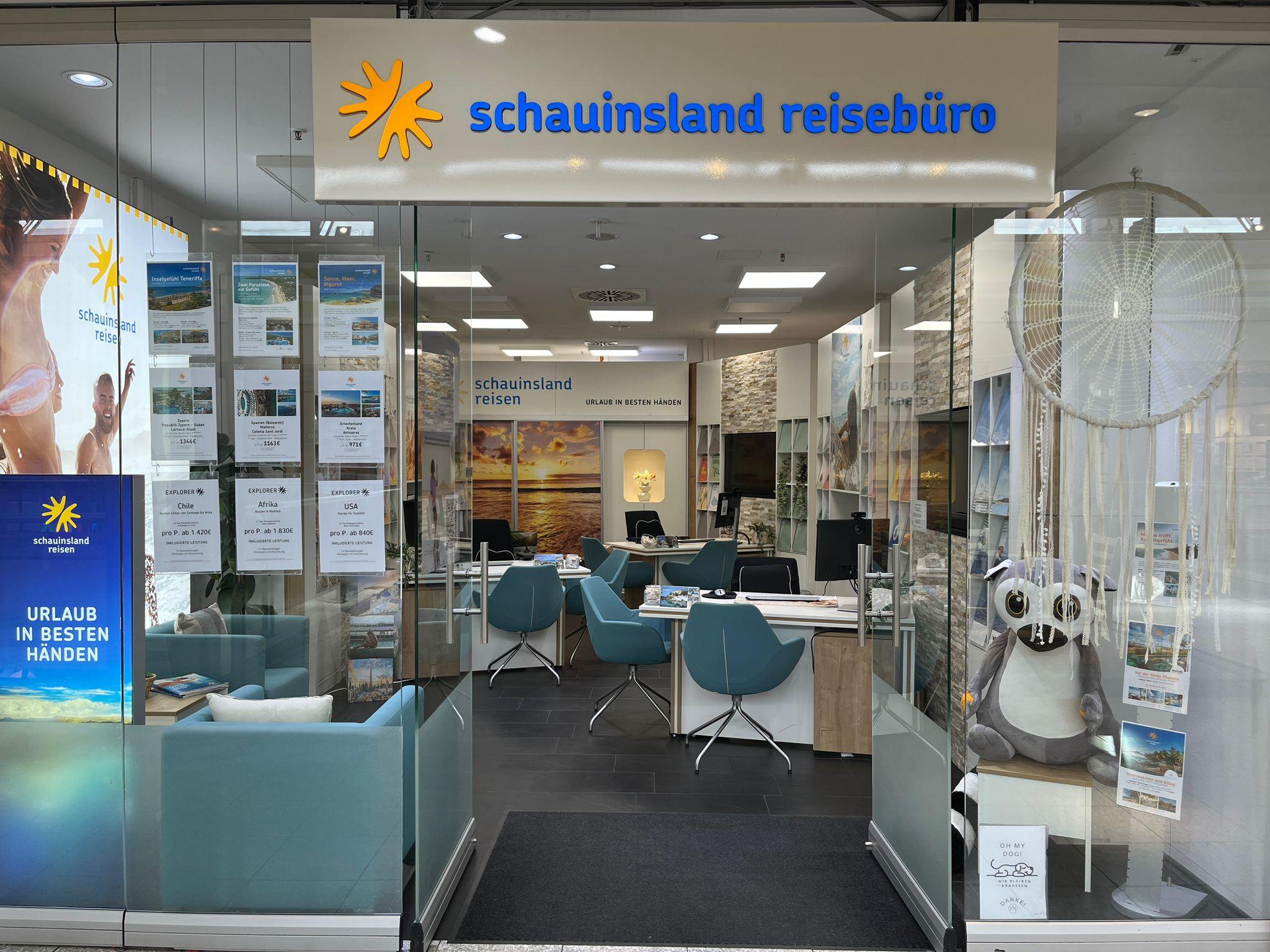 Modernes Reisebüro mit hellen Farben, Sitzbereichen und Werbematerial zu Urlaub und Reisen.