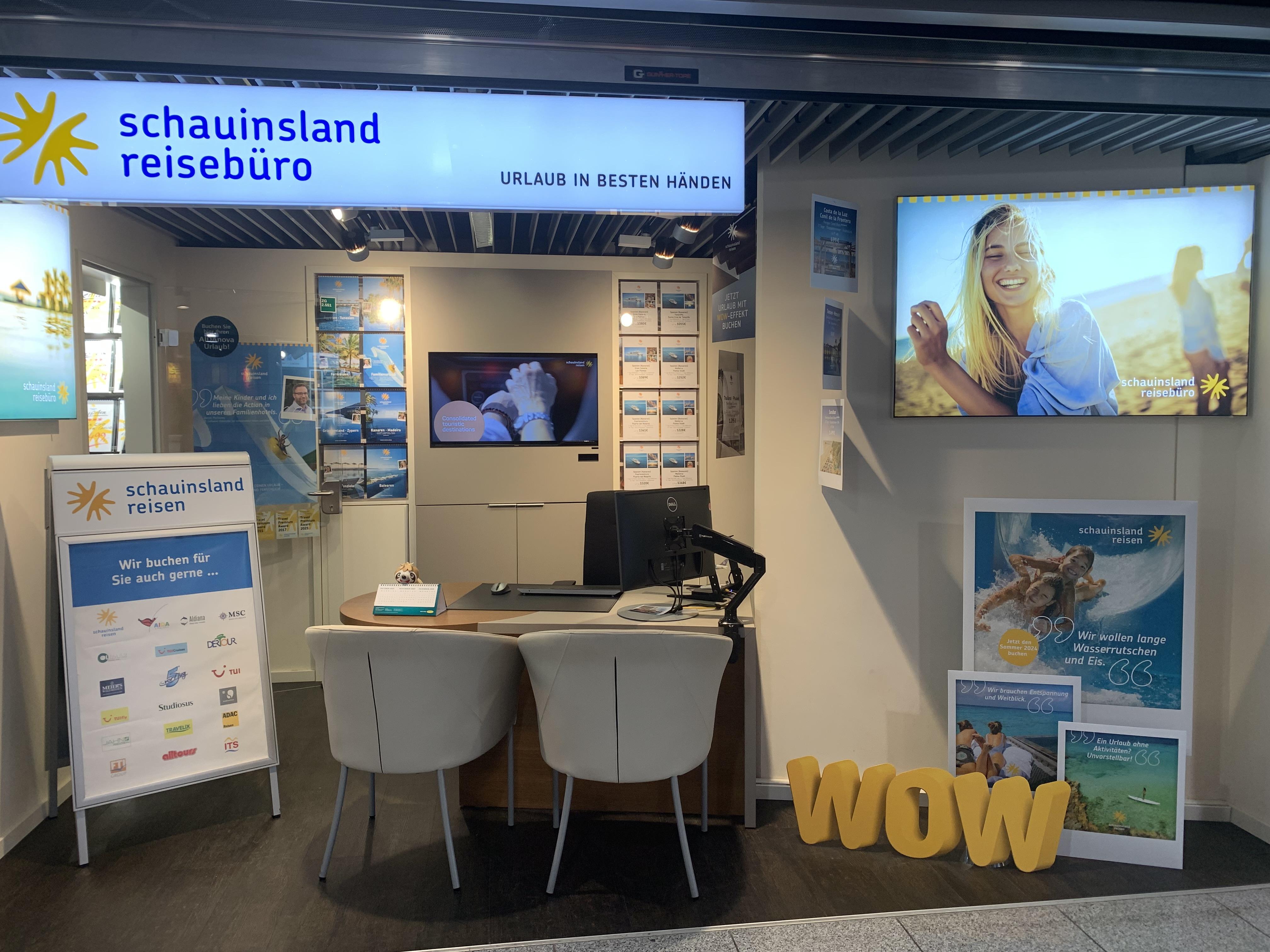 Modernes Reisebüro mit freundlicher Beratung, hellem Interieur und einladenden Sitzplätzen.